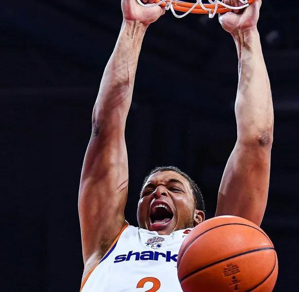 首节20分+全场36分！35岁弗格加盟即巅峰，上海捡到CBA最强“定海神针”